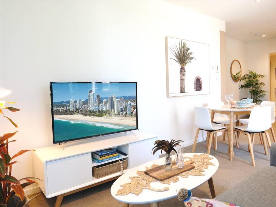 Broadbeach Stunner Modern And Central Gold Coast Exterior photo