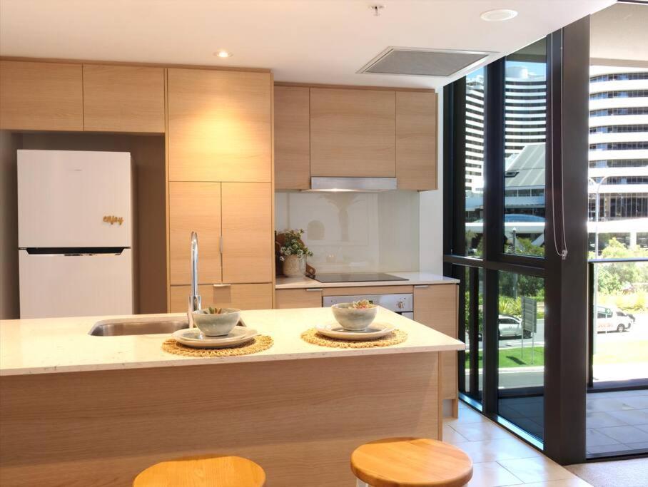 Broadbeach Stunner Modern And Central Gold Coast Exterior photo