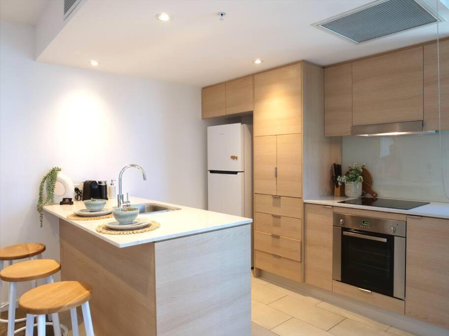 Broadbeach Stunner Modern And Central Gold Coast Exterior photo